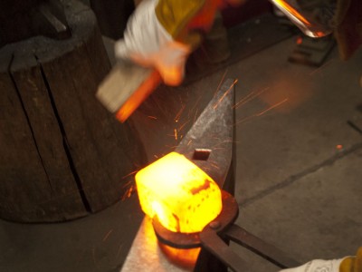 The thick scale of oxide and borax was roughly brushed off at a high heat.